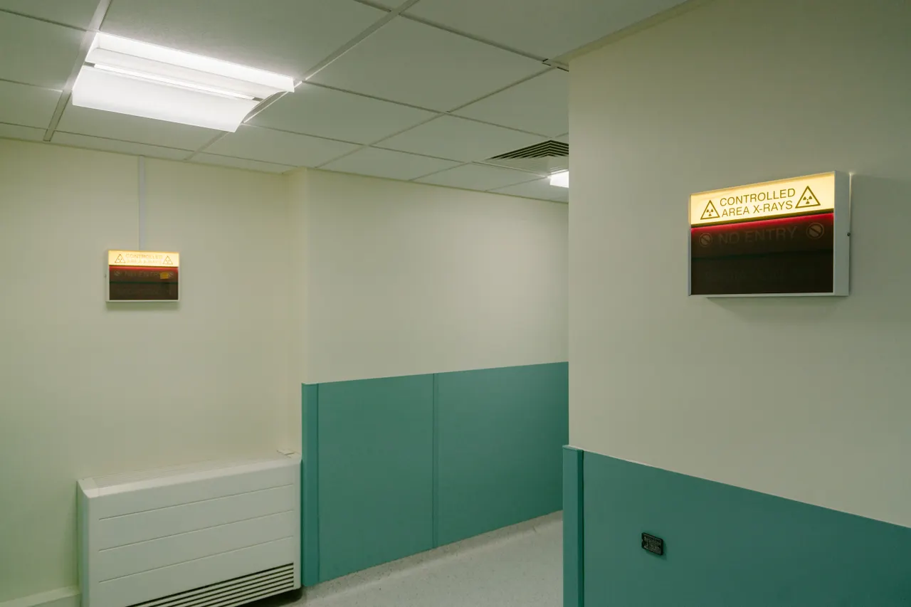 Instalações e corredor de um hospital